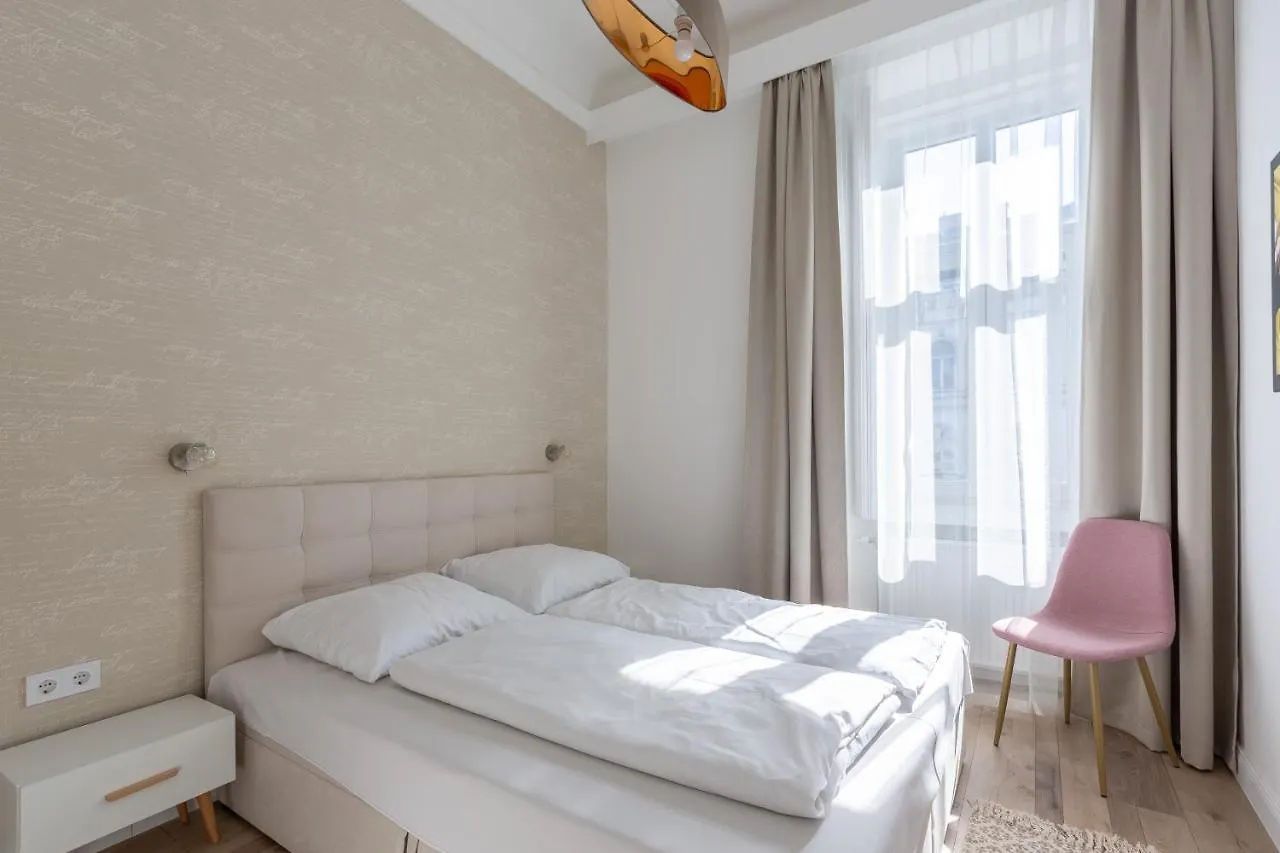 Downtown Elegance By Great Market Hall - 2 Bedrooms, 1 Living Room, 2 Bathrooms, Free Airconditioner, Free Italien Coffee Budapest