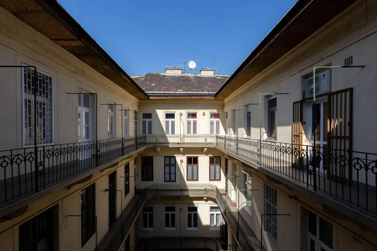 Downtown Elegance By Great Market Hall - 2 Bedrooms, 1 Living Room, 2 Bathrooms, Free Airconditioner, Free Italien Coffee Будапешт 0*,  Венгрия